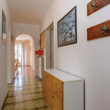 Apartment Stunning In With 3 Bedrooms And Wifi Mali Losinj