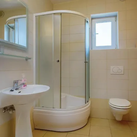 Apartment Stunning In With 3 Bedrooms And Wifi Mali Losinj