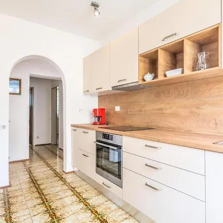 Apartment Stunning In With 3 Bedrooms And Wifi Mali Losinj